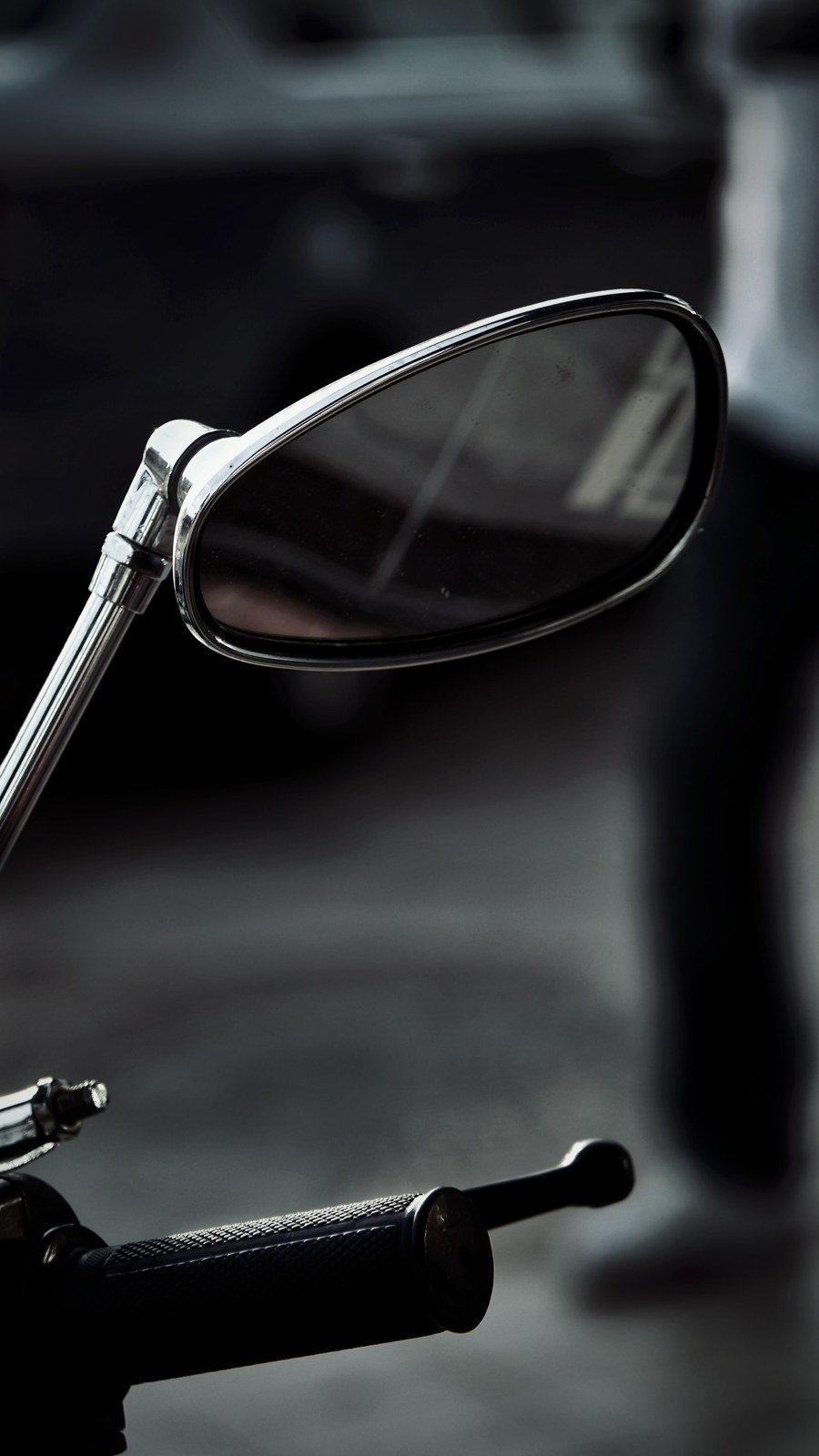 Espelho retrovisor montado no guiador