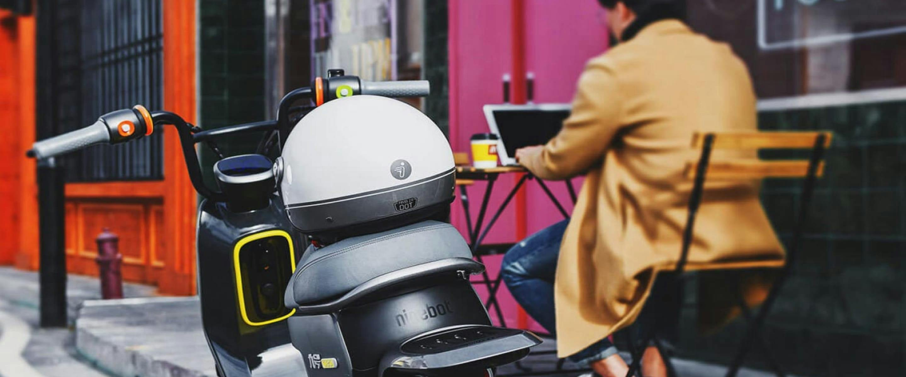 Segway eMoped C80 em ambiente urbano