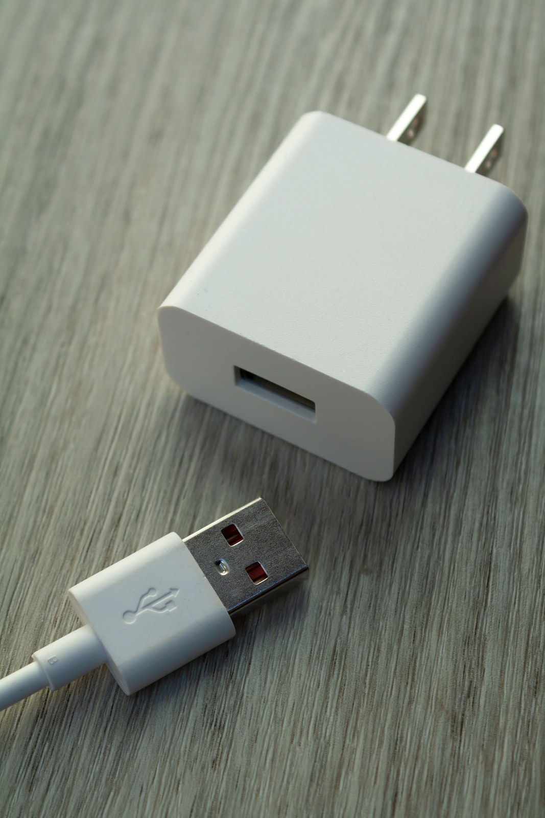 Carregador USB universal com cabo